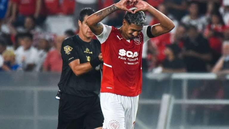 Fútbol: Otra inhibición para Independiente, la FIFA falló a favor de Carlos Benavidez por una deuda salarial
