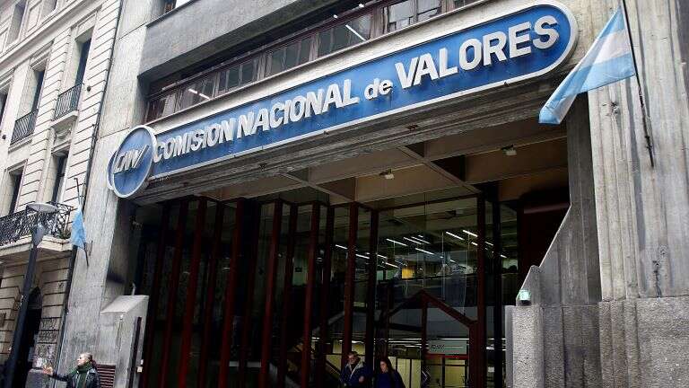 El Gobierno detectó operaciones sospechosas con dólar MEP y apuntó contra una sociedad de Bolsa