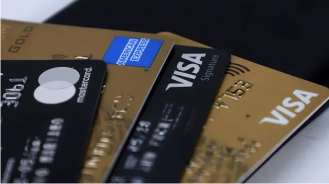Dólar blue vs. Tarjeta: por brecha inédita, gastar con el plástico en el exterior es un buen negocio