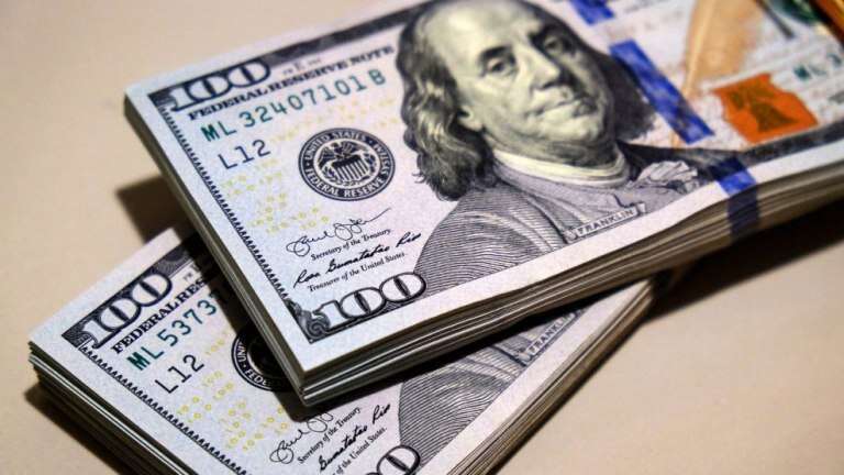 Dólar: el Banco Central volvió a vender divisas y el blue se fue a $1.360