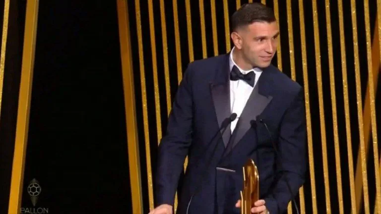 Fútbol: “Dibu” Martínez ganó el premio Yashin al mejor arquero del mundo