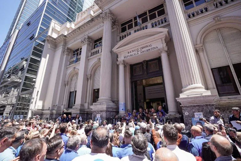 La Oficina del Presidente Milei reivindicó el cierre del Banco Central y dijo que “no es negociable”