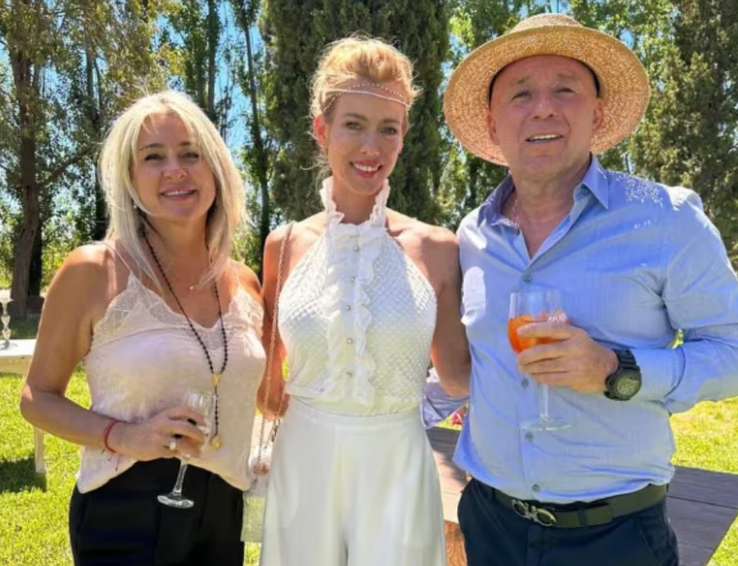 Luego de ausentarse al casamiento de su mamá, Nicole Neumann, Indiana Cubero fue a una boda con Mica Viciconte