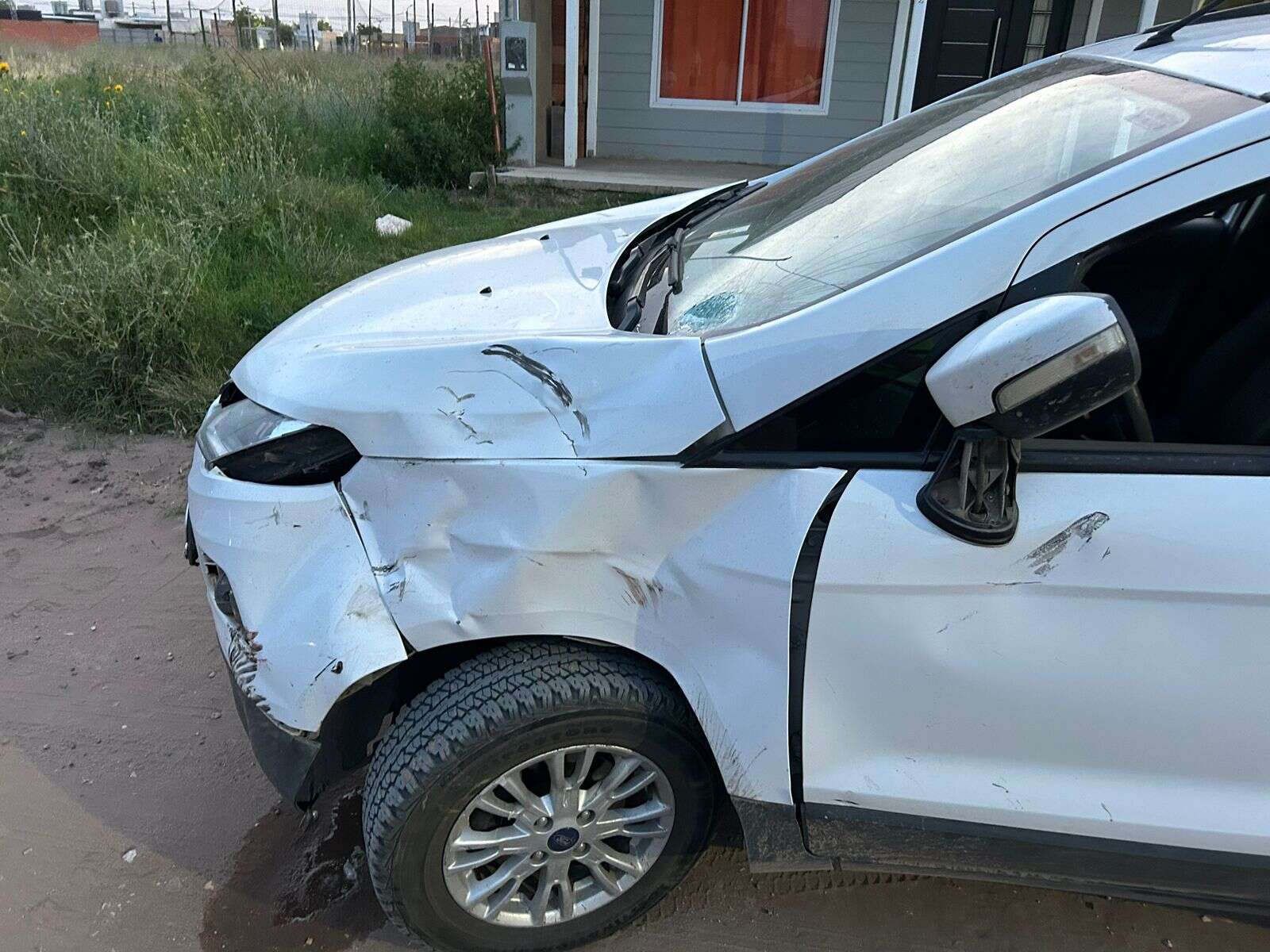 Santa Rosa: Un herido grave dejó un choque entre una moto y un auto
