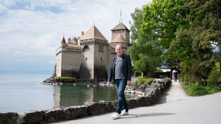Francia: Un implante medular revolucionario le permite caminar a un paciente con Parkinson tras 25 años de enfermedad