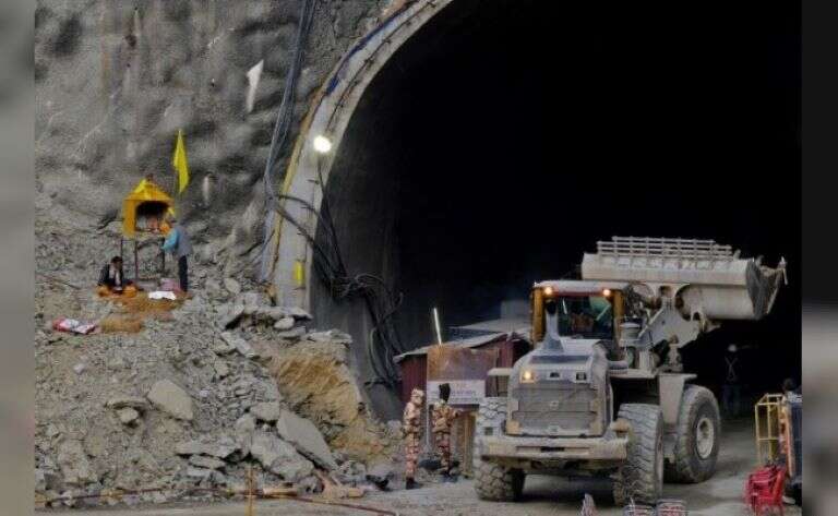 India: Rescataron a los 41 trabajadores que habían quedado atrapados dentro de un túnel