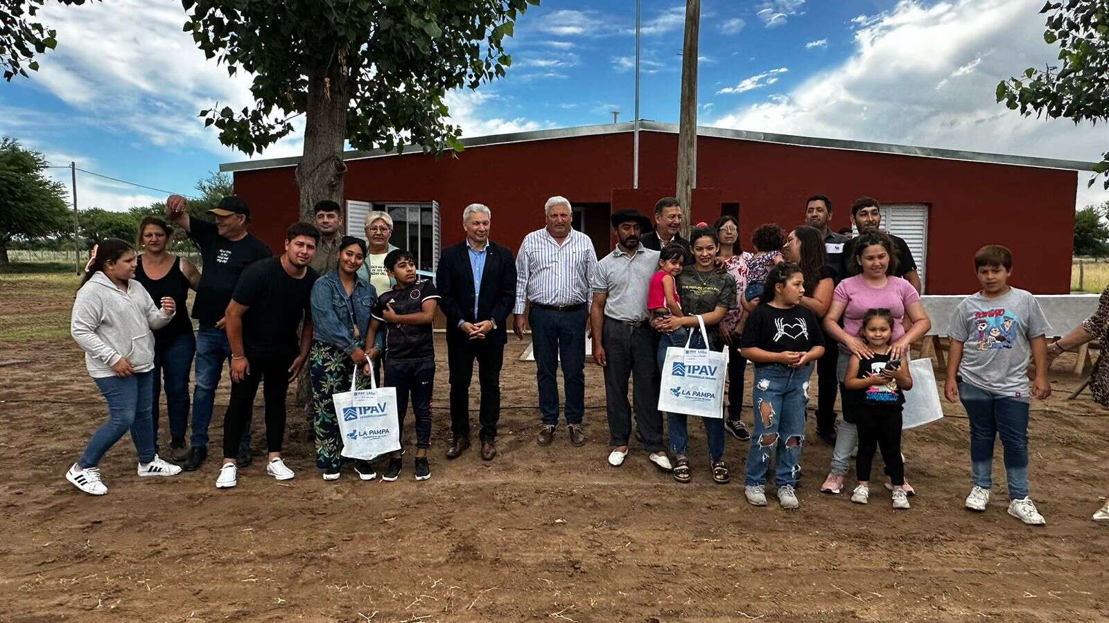 Plan “Mi Casa 1”: entregaron viviendas a familias de Rucanelo y Loventuel