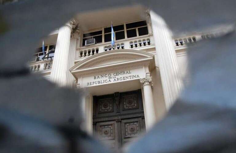 El BCRA tuvo en marzo el peor mes de la era Milei y la reservas están cerca de perforar los U$S25.000 millones