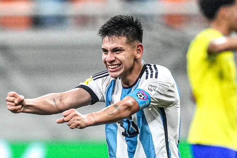 Fútbol: El “Diablito” Echeverri en los planes del Manchester City, la oferta que llegaría a River y cuándo se iría