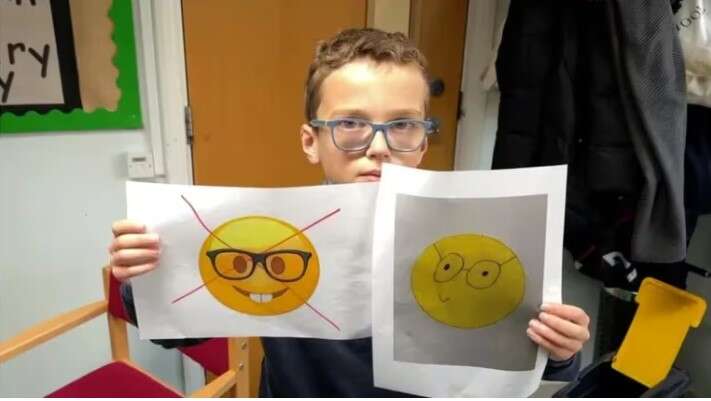 Un niño de 10 años inició una petición con el fin de cambiar un emoji por considerarlo “ofensivo” para quienes usan lentes