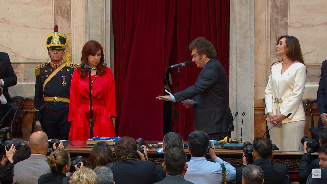 Milei juró como presidente y dará su primer discurso