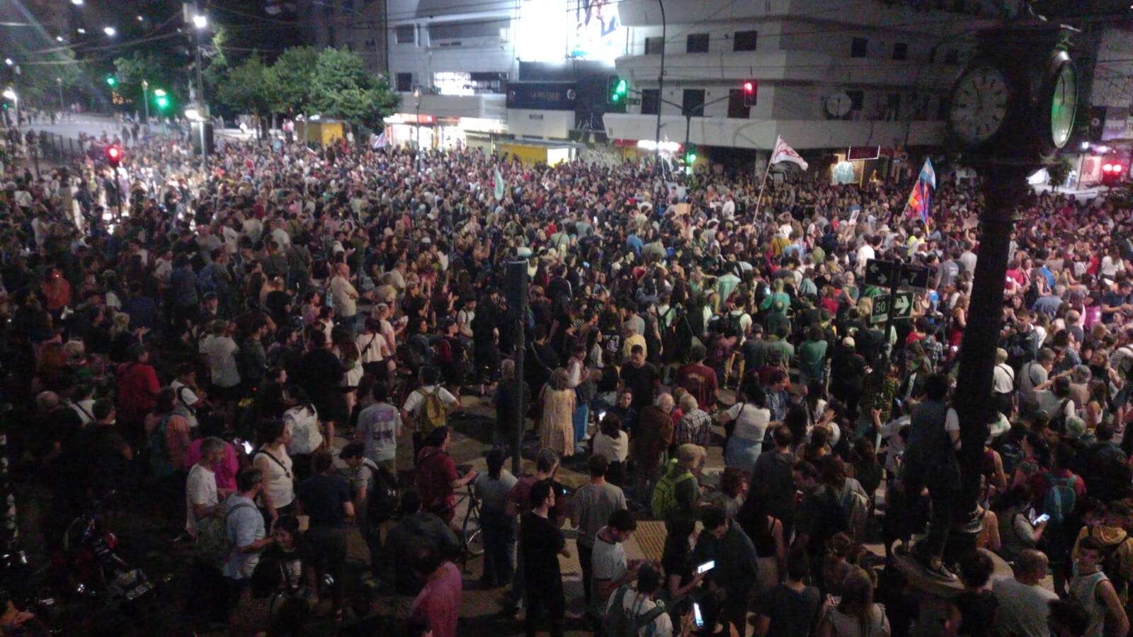 Tercer noche de cacerolazos contra el DNU de Javier Milei