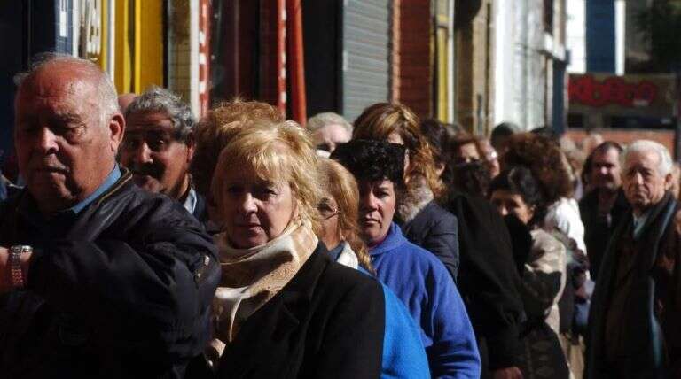 Caputo prometió que los jubilados recibirán aumentos “más altos” con el cambio de la fórmula
