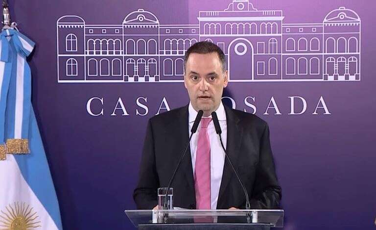 El Gobierno rechazó las críticas del kirchnerismo y dijo que “guardaron silencio con la inflación descontrolada y salarios magros”