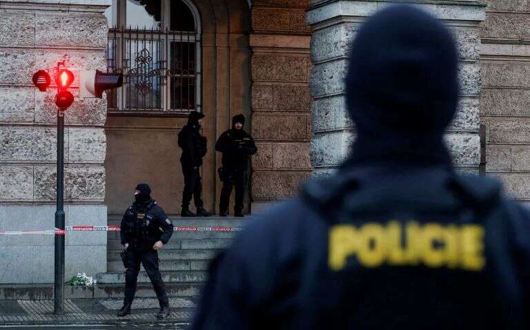 República Checa: Intensa vigilancia en escuelas y edificios públicos tras la masacre en una universidad de Praga