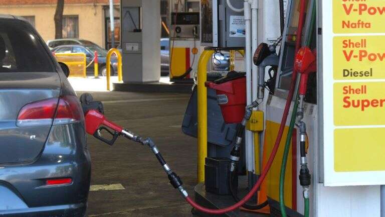 Fuerte ajuste en combustibles, Shell aplicó un aumento del 15%