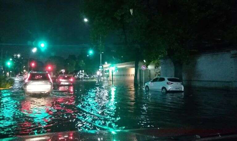 Buenos Aires: Sudestada provoca anegamientos y evacuados por la crecida del Río de la Plata