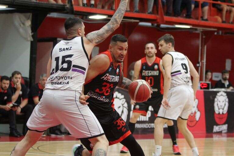 Básquetbol: Pico FBC cayó ampliamente en su visita ante Ameghino por la Liga Argentina