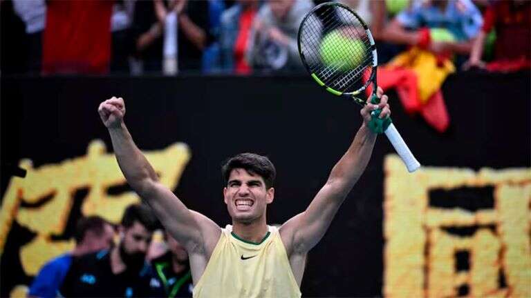 Tenis: Alcaraz se metió en la tercera ronda de un Australian Open que ya tuvo a su primer candidato eliminado