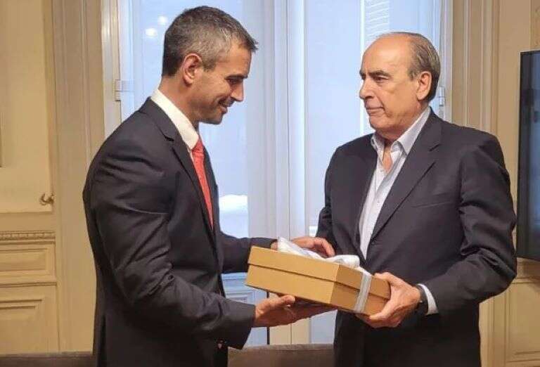 Francos llevó a Diputados una versión corregida de la Ley Ã“mnibus y se reúne con Menem