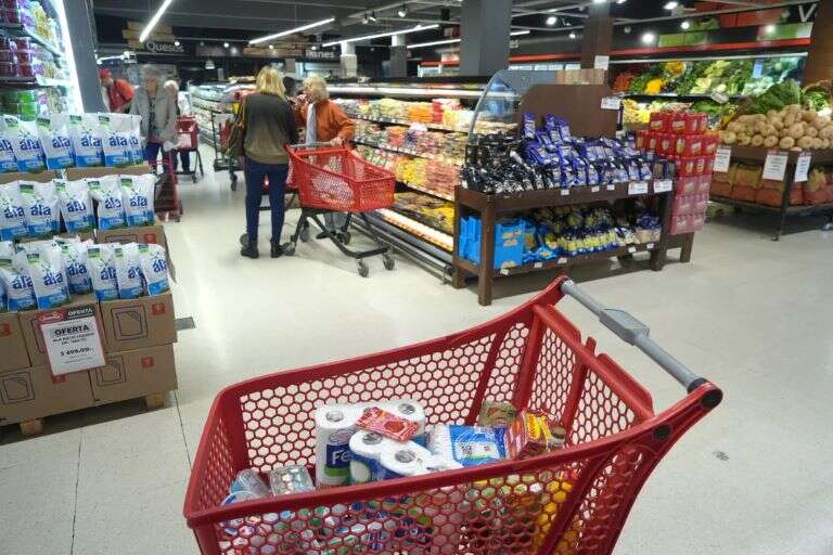 Las ventas en supermercados cayeron 17,8% en octubre, según el Indec