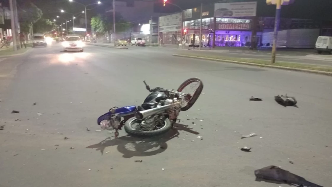 Santa Rosa: Pasaron en rojo, chocaron contra un auto y terminaron hospitalizados