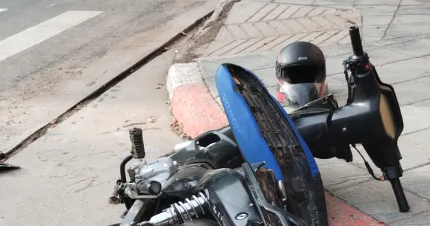Dos motociclistas hospitalizados tras chocar con una camioneta