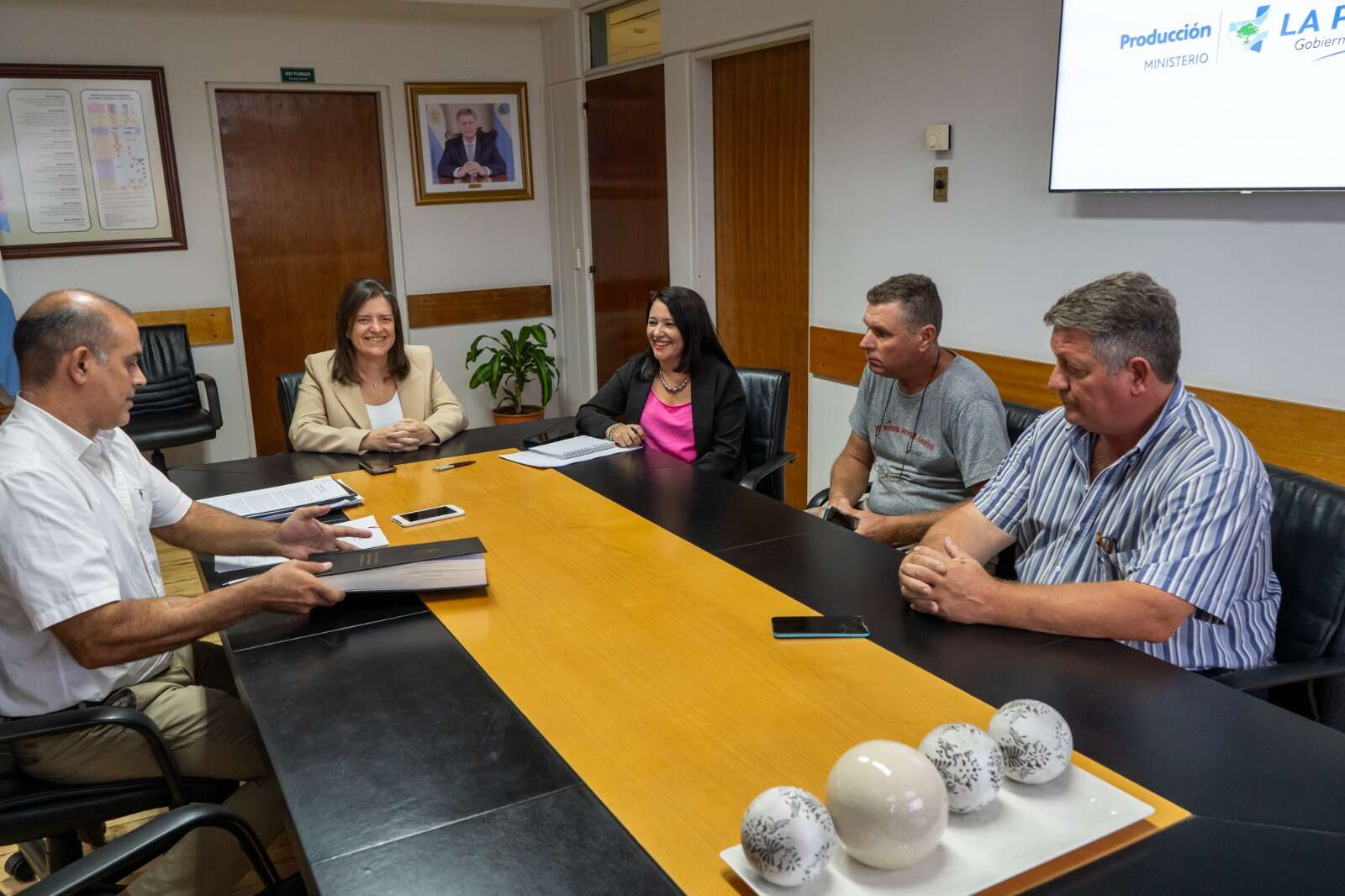 Producción firmo convenios con pequeños productores ganaderos