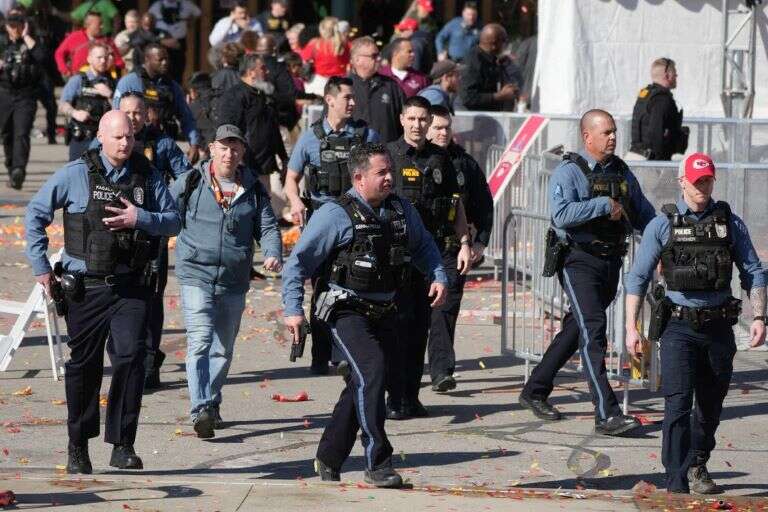 Estados Unidos: Caos en el desfile de los Chiefs con un muerto y múltiples heridos por disparos en Kansas City