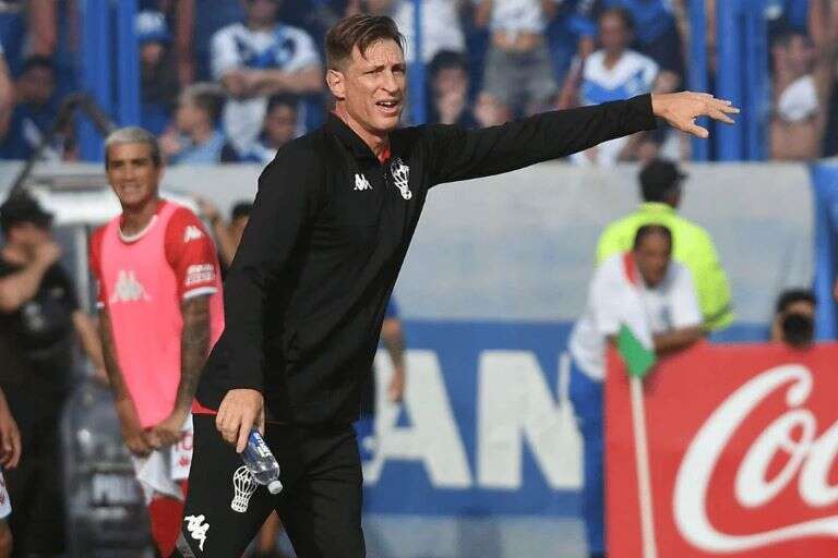 Fútbol: Tras dejar el cargo de entrenador de Huracán, Facundo Sava acordó su llegada a Atlético Tucumán