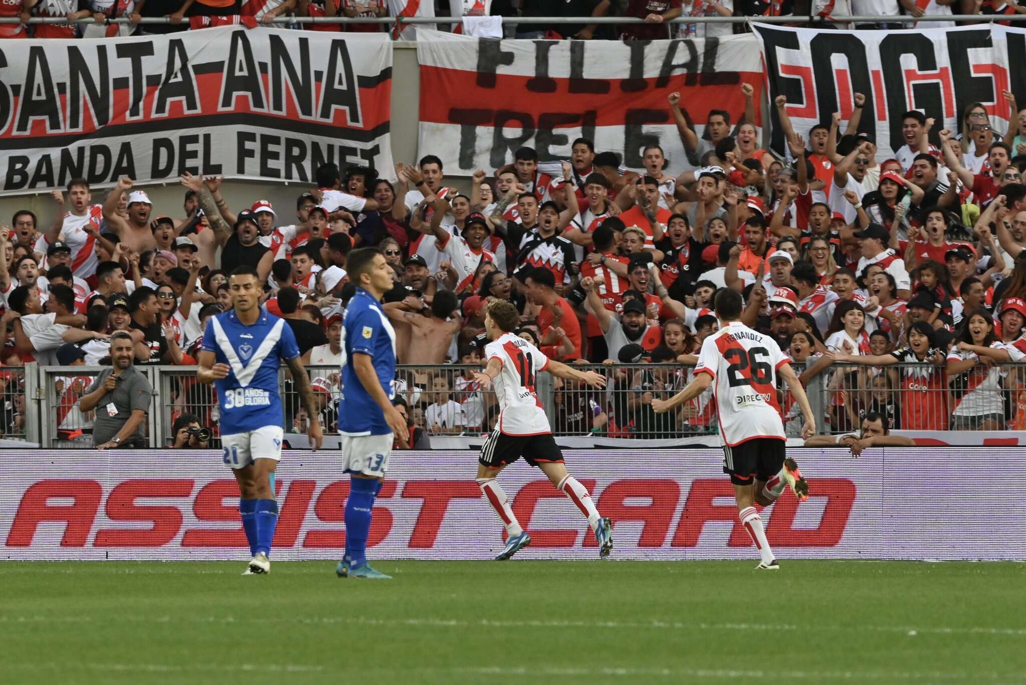 Fútbol: River aplastó a Vélez y es puntero en su zona