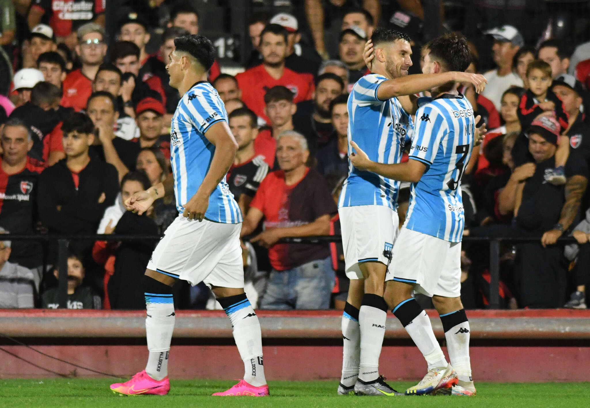 Fútbol: Racing goleó en Rosario y los hinchas se ilusionan
