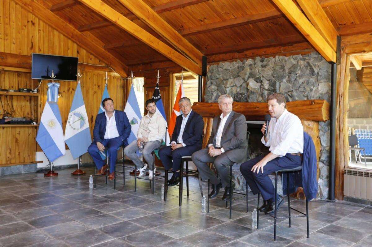 Gobernadores patagónicos analizan suspender la producción de petróleo a partir del miércoles