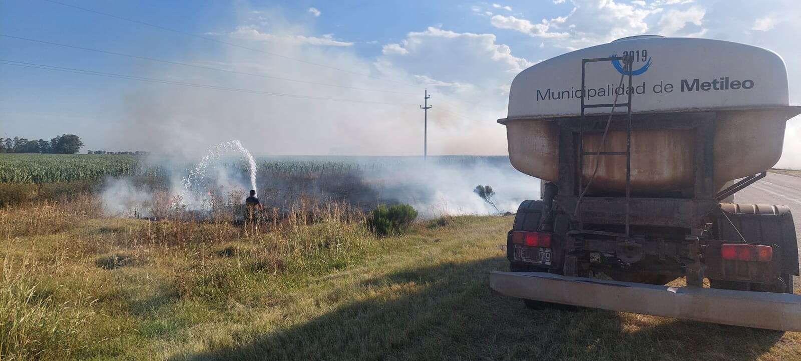 Metileo: Rompió la camioneta, estacionó en la banquina y provocó un incendio