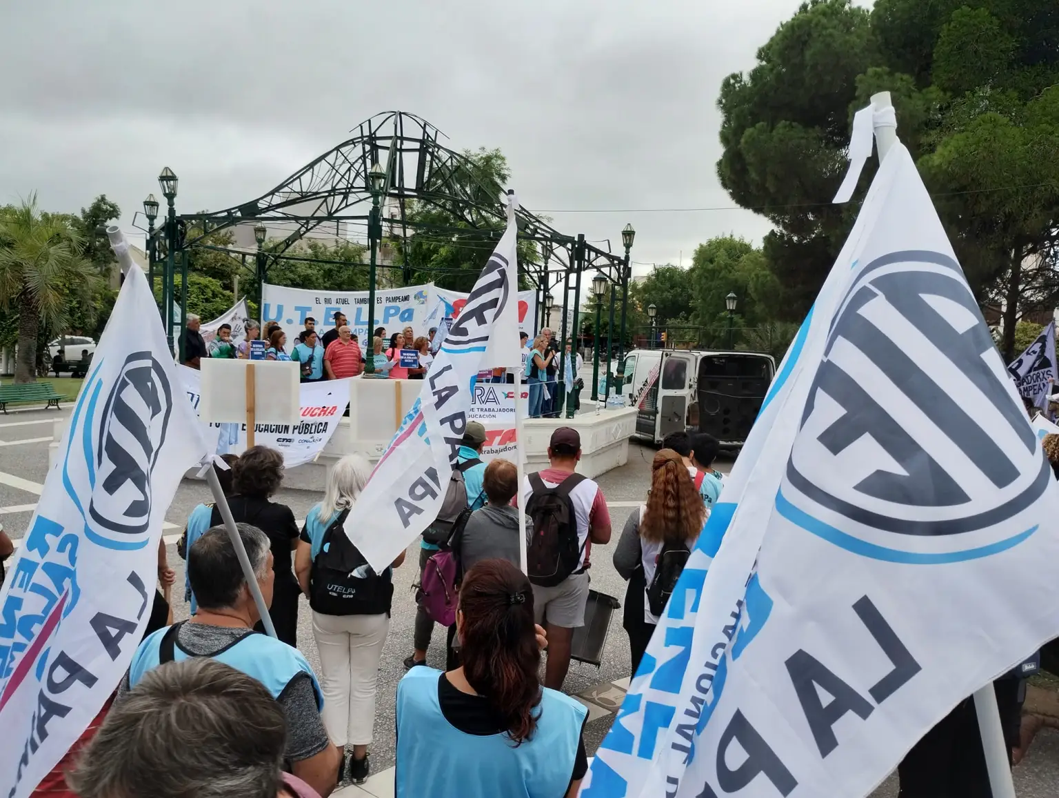 Estatales: Este jueves cobrarán con el aumento del 20% en salarios y 50% en asignaciones familiares