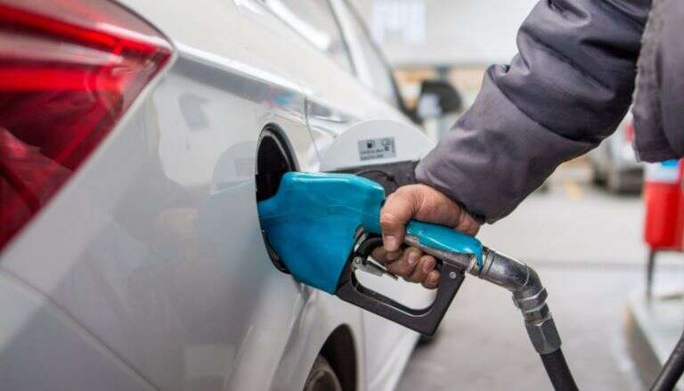 Los impuestos a los combustibles suben desde hoy y habrá otro aumento en mayo