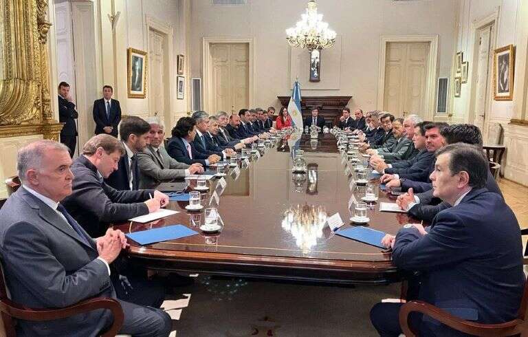 El Gobierno trabaja en un nuevo pacto fiscal con gobernadores y serían convocados en las próximas horas
