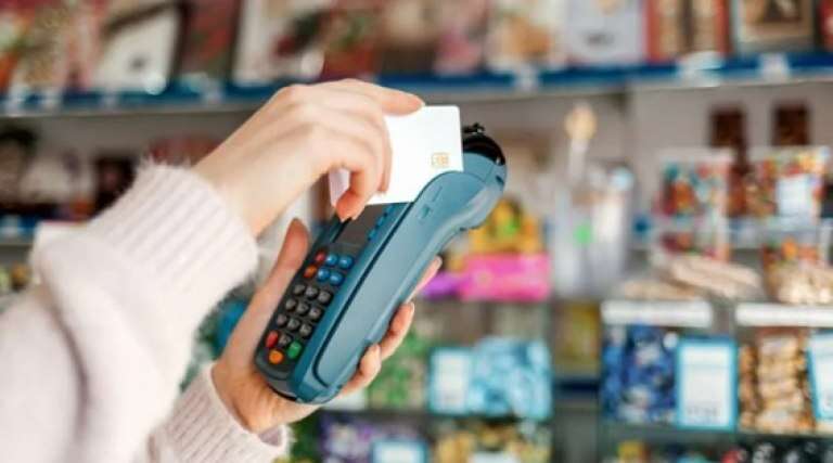 Las compras con tarjetas de crédito y los préstamos en pesos se derrumbaron frente a la inflación en enero