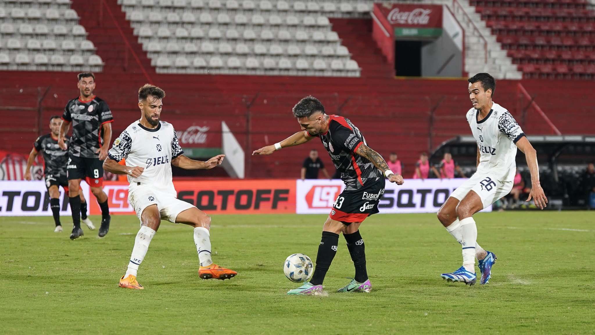 Fútbol: Barracas e Independiente empataron y Tevez cargó contra el arbitraje