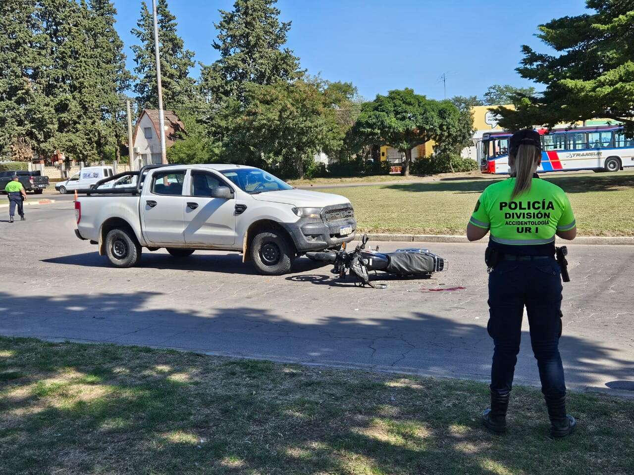 Santa Rosa: Un hombre con heridas graves tras un choque entre una camioneta y una moto