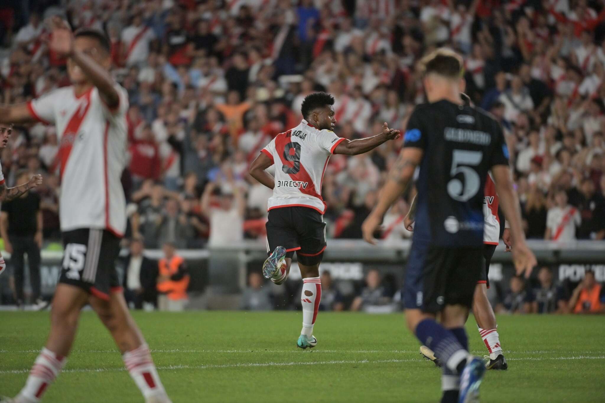 Fútbol: Doblete de Borja para el triunfo de River sobre Independiente de Rivadavia