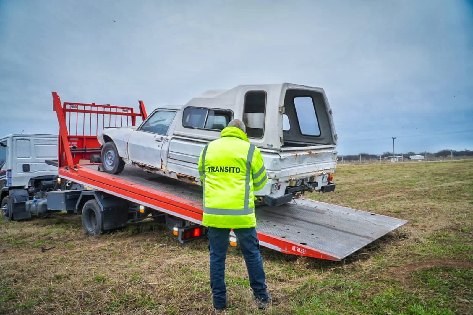 Santa Rosa continúa trabajando en la remoción de automóviles abandonados en la vía pública