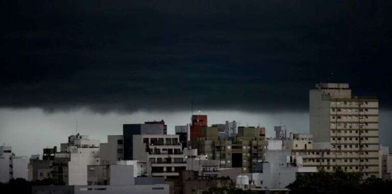 Temporal en Buenos Aires con unos 800 evacuados, daños materiales y alertas rojo y naranja