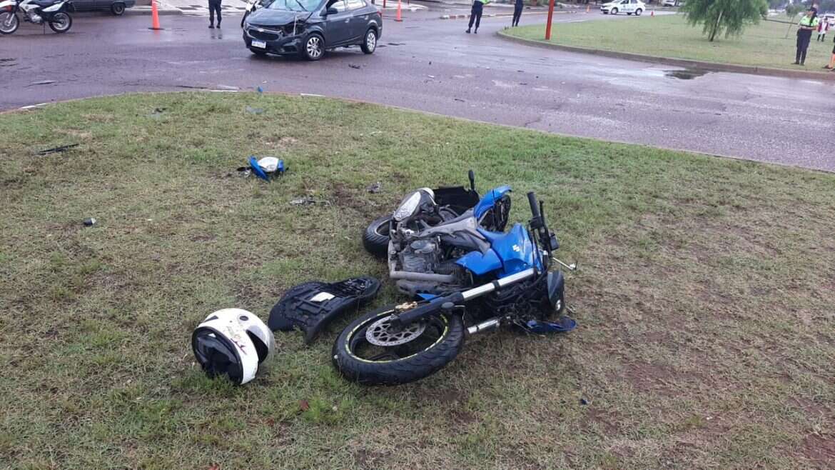 Un motociclista terminó hospitalizado luego de chocar bajo la intensa lluvia