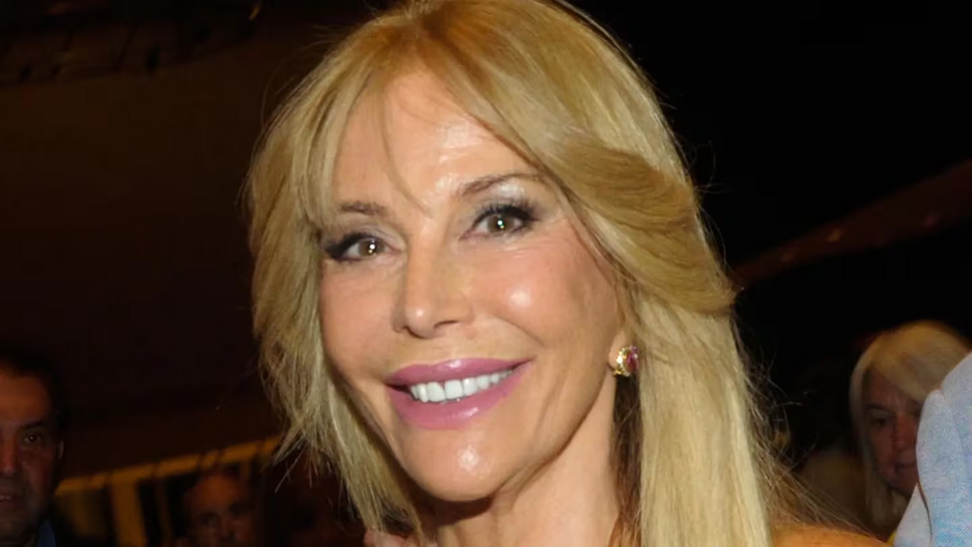 Despampanante: Graciela Alfano posó en microbikini estampada desde un yate de lujo