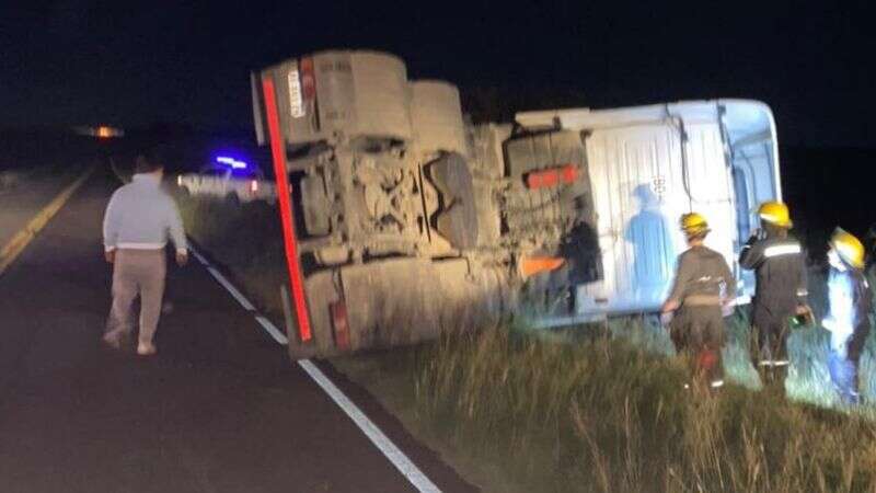 Volcó un camión que era remolcado por otro en la Ruta NÂº9