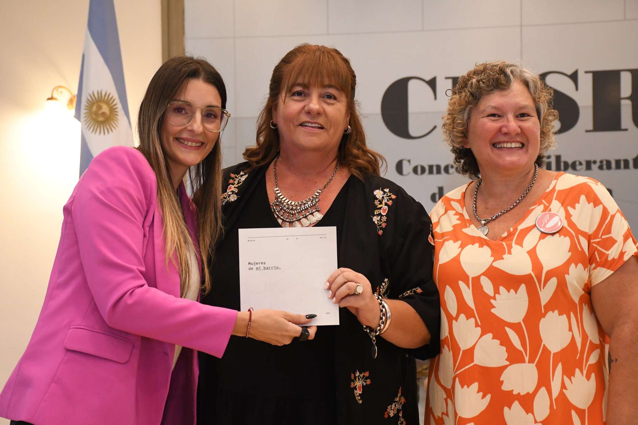 Santa Rosa: Se presentó el libro y se inauguró la muestra “Mujeres de mi Barrio”