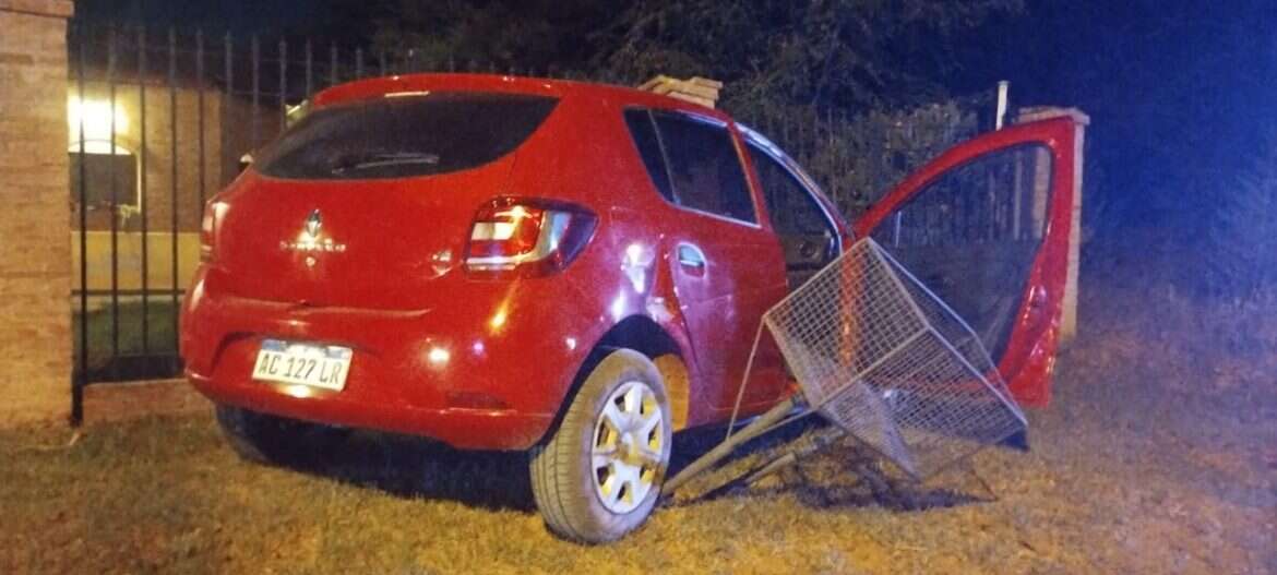 Dos adolescentes chocaron contra un muro luego de cometer múltiples infracciones de tránsito