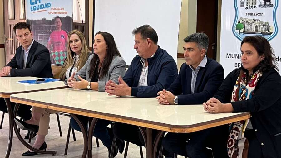 Bernasconi: Capacitaron sobre violencia de género y trámites registrales