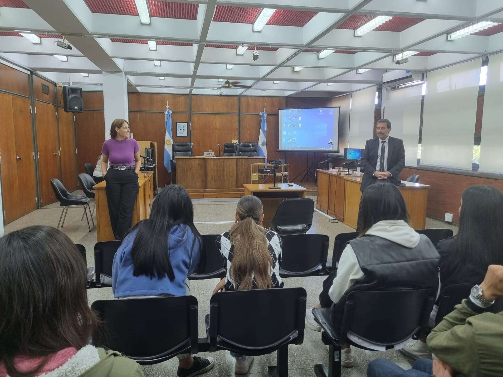 Alumnos del Colegio Educadores Pampeanos presenciaron una jornadaÂ de debate en General Pico y una charla con funcionarios